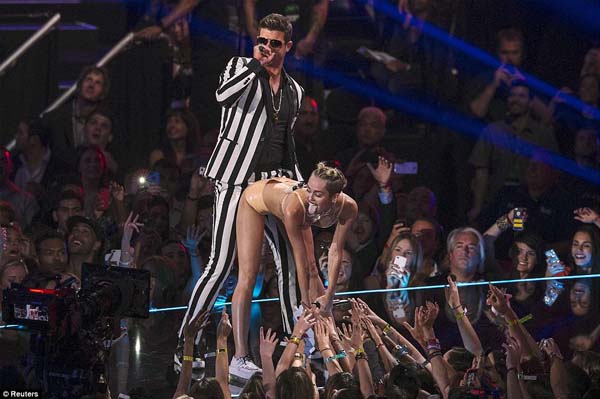 Miley Cyrus and Robin Thicke perform during 2013 VMAs.